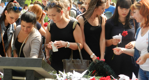 Участники митинга "Беслан-Волгоград. Боль и скорбь всей планеты". Волгоград, 3 сентября 2015 г. Фото Татьяны Филимонова для "Кавказского узла"