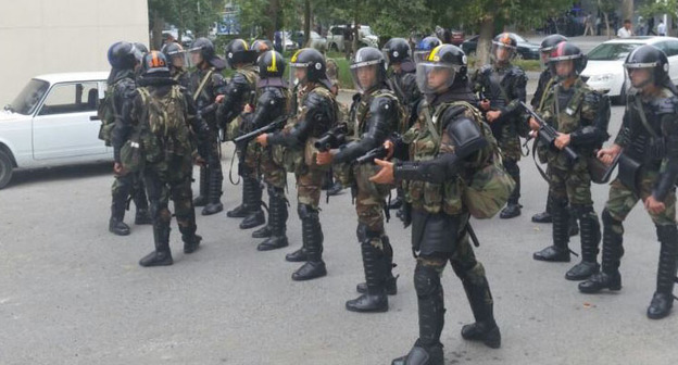 Сотрудники полиции во время акции протеста в Мингячевире. 22 августа 2015 г. Фото: RFE/RL http://www.radioazadlyg.org/