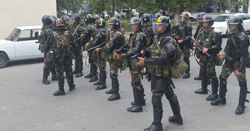 Сотрудники полиции во время акции протеста в Мингячевире. 22 августа 2015 г. Фото: RFE/RL http://www.radioazadlyg.org/