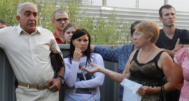 Местные жители организовали собрание во дворе дома 23 по улице Малиновского. Волгоград, 2 сентября 2015 г. Фото Татьяны Филимоновой для "Кавказского узла"