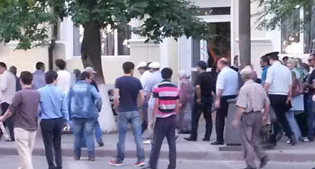 Полицейские сопровождают участников митинга до выхода с площади. Махачкала, 4 сентября 2015 г. Фото корреспондента "Кавказского узла"