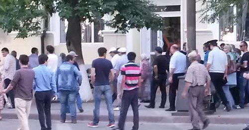 Полицейские сопровождают участников митинга до выхода с площади. Махачкала, 4 сентября 2015 г. Фото корреспондента "Кавказского узла"