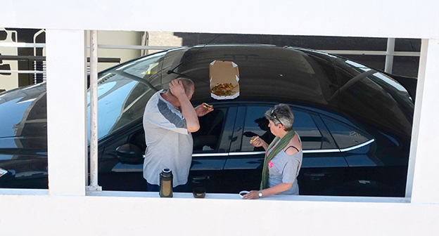 "Перекус" на борту парома, Керченская переправа. Фото Нины Тумановой для "Кавказского узла"