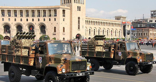 N-2 (РСЗО) для реактивных гранат класса РПГ-7 во время военного парада в Ереване. Фото: Albert Hovakimyan https://ru.wikipedia.org