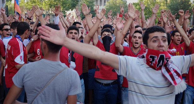 Фанаты перед матчем Армения - Дания: Отборочный цикл Евро-2016. Ереван, 7 сентября 2015 г. Фото: © PAN Photo / Vahan Stepanyan