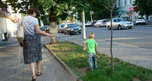 Женщина с ребенком. Новочеркасск. Фото из группы соцсети «Подслушано в Новочеркасске» 