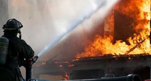 Ликвидация пожара. Фото: http://bloknot-shakhty.ru/news/v-novoshakhtinske-na-ulitse-maloy-proizoshel-silny?itape_direct=Y
