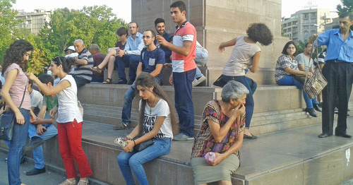 Сбор участников акции против подорожания электроэнергии. Ереван, 11 сентября 2015 г. Фото Армине Мартиросян для "Кавказского узла"