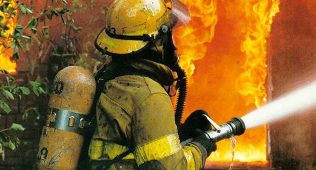 Сотрудник МЧС тушит пожар. Фото http://er.ru/news/80035/