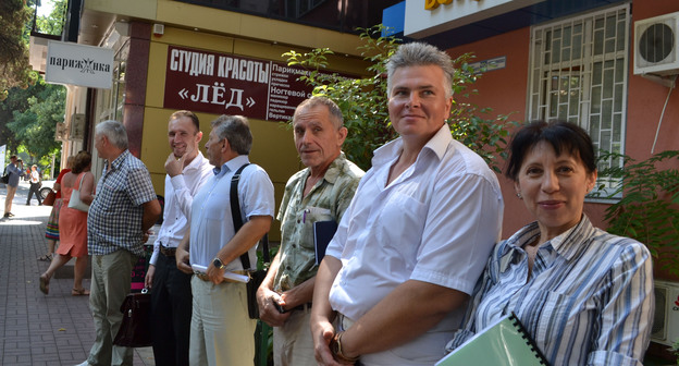 Кандидаты в депутаты у избиркома Сочи. 11 сентября 2015 г. Фото Светланы Кравченко для "Кавказского узла"