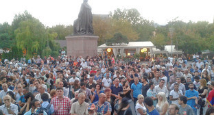Митинг участников акции против подорожания электроэнергии. Ереван, 11 сентября 2015 г. Фото Армине Мартиросян для "Кавказского узла"
