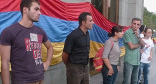 Участники акций протеста против подорожания электроэнергии в Ереване. 11 сентября 2015 года. Фото Армине Мартиросян для "Кавказского узла"