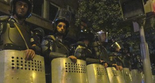 Сотрудники полиции на проспекте Баграмяна в Ереване во время акции протеста. 12 сентября 2015 года. Фото Армине Мартиросян для "Кавказского узла"