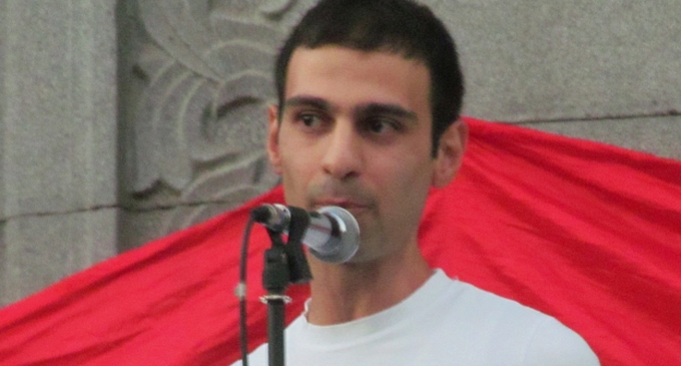 Член группы "Нет грабежу!" Артур Кочарян выступает на акции протеста. Ереван, 11 сентября 2015 года. Фото Армине Мартиросян для "Кавказского узла"