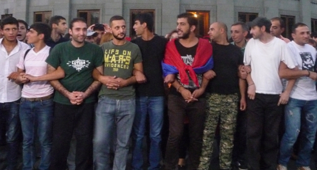 Участники акции протеста в Ереване выстроились в живую цепь. 11 сентября 2015 года. Фото Армине Мартиросян для "Кавказского узла"