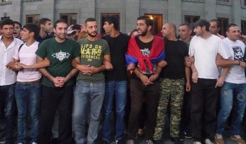 Участники акции протеста в Ереване выстроились в живую цепь. 11 сентября 2015 года. Фото Армине Мартиросян для "Кавказского узла"