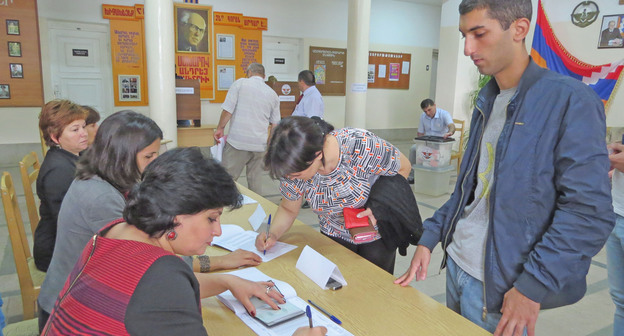 На избирательном участке № 3/6 в Степанакерте. 13 сентября 2015 г. Фото Алвард Григорян для "Кавказского узла"