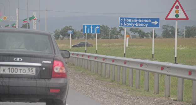 Дорожный указатель на Новый Беной. Фото Магомеда Магомедова для "Кавказского узла"