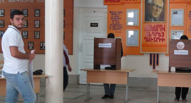 На избирательном участке № 3/6 в Степанакерте, 13 сентября 2015 г. Фото Алвард Григорян для "Кавказского узла"