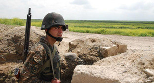 Солдат на передовой. Фото: Photolur, http://armenianow.com/hy/news/36543/armenian_soldier_death_azeri