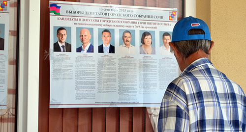 Избиратель около стенда с информацией о кандидатах. Фото Светланы Кравченко 