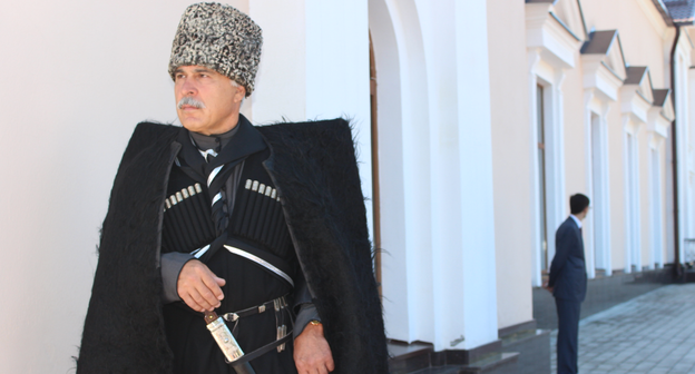 Делегаты от «Адыгэ Хасэ» Республики Адыгея не смогли дождаться приезда Адама Богуса на конгресс МЧА, который прошел в здании  Кабардинского драматического театра. Нальчик, 19 сентября 2015 года. Фото Людмилы Маратовой для «Кавказского узла». 