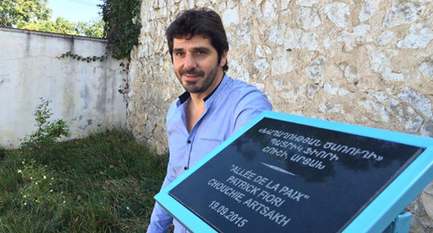Французский певец армянского происхождения Патрик возле вывески  "Алеи Мира" в городе Шуши Нагорного Карабаха. Фото Алвард Григорян для "Кавказского узла"