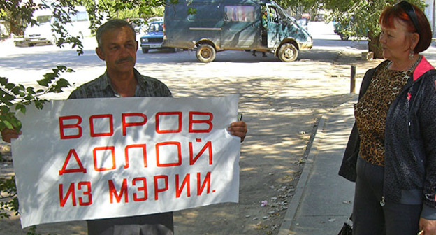 Участник одиночного пикета в поддержку участников голодовки. Ахтубинск, 21 сентября 2015 г. Фото Елены Гребенюк для "Кавказского узла"