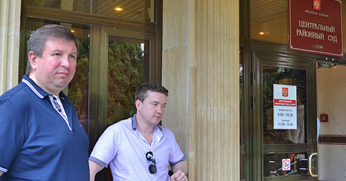 Обвиняемый Олег Вронский (слева) со своим адвокатом возле Центрального районного суда Сочи. Фото Светланы Кравченко для "Кавказского узла"