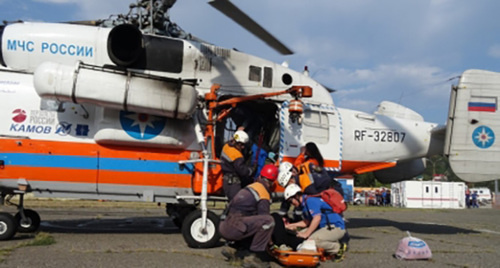 Спасатели МЧС эвакуируют туриста на вертолете. Фото: http://23.mchs.gov.ru/pressroom/news/item/3104394/