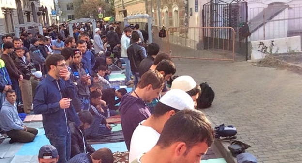 Верующие у исторической мечети Москвы в ожидании начала праздничной молитвы. 24 сентября 2015 г. Фото Магомеда Туаева для "Кавказского узла"