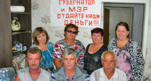 Сотрудники МП "Ахтубинское АТП", которые объявили бессрочную голодовку, требуя выплаты заработной платы и сохранения рабочих мест. Ахтубинск, 21 сентября 2015 г. Фото Елены Гребенюк для "Кавказского узла"