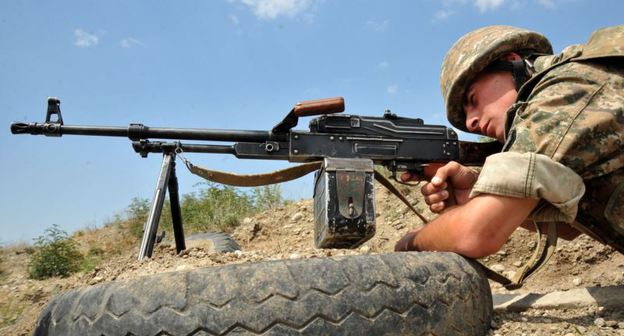 Армянский солдат на территории Нагорно-Карабахской республики. Фото: http://rus.azattyk.org/archive/ky_News_in_Russian_ru/20150824/4795/4795.html?id=27205639