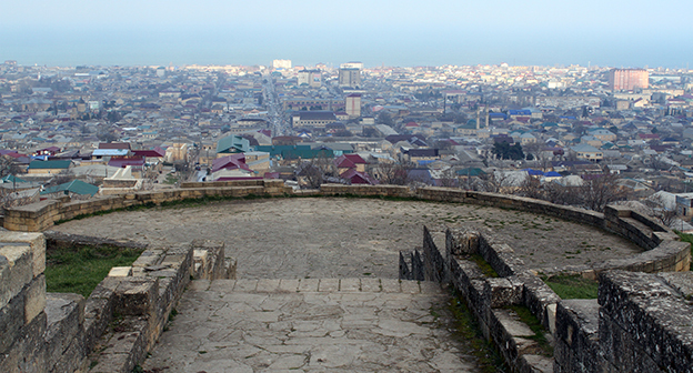 Вид на Дербент со смотровой площадки крепости Нарын-кала. Фото Патимат Махмудовой для "Кавказского узла"