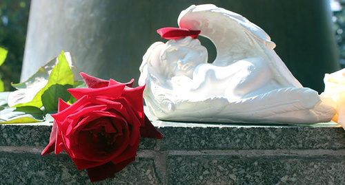 Фигурка ангела на памятнике "Древо жизни" в Нальчике  в память об 11-летней черкесской девочке Джуди Маф. Фото Людмилы Маратовой для "Кавказского узла"
