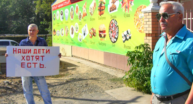 Участники голодовки в Ахтубинске провели одиночные пикеты. 26 сентября 2015 г. Фото Елены Гребенюк для "Кавказского узла"