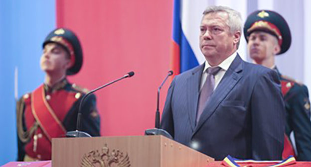 Церемония принесения присяги  Василием Голубевым. Фото: http://www.donland.ru/Default.aspx?pageid=92217