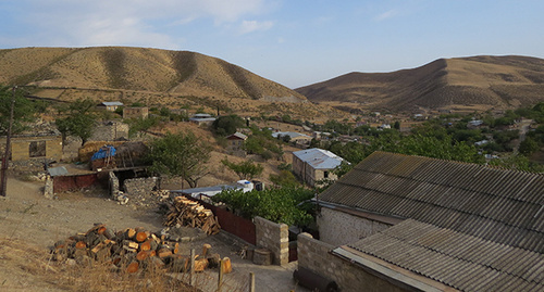Из окна жительницы села Талиш видны холмы, за которыми взрывалась часть снарядов во время обстрела. Фото Алвард Григорян для "Кавказского узла"