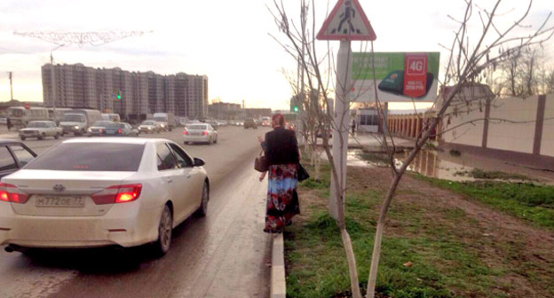 Девушки на обочине дороги. Октябрский район Грозного. Фото Магомеда Магомедова для "Кавказского узла"