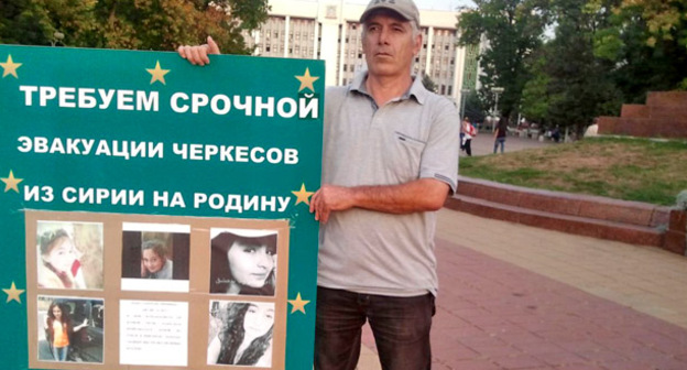 Участник пикета с требованием срочной эвакуации черкесов Сирии. Майкоп, 29 сентября 2015 г. Фото: Khazrail Khanakhok http://kavpolit.com/blogs/maykopkhase/19267/