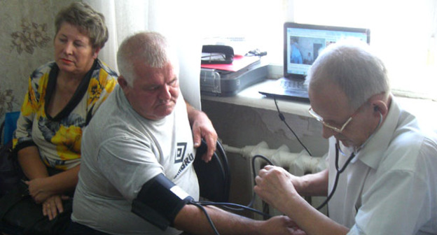 Работники МП "Ахтубинское АТП" проводят бессрочную голодовку. На снимке:  депутат облдумы Александр Каманин (справа) и участники голодовки. Ахтубинск, 29 сентября 2015 г. Фото Елены Гребенюк для "Кавказского узла"