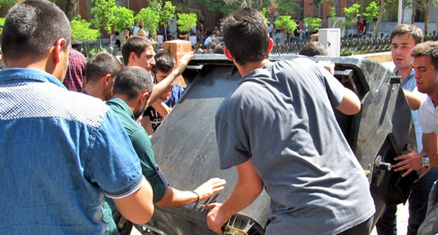 Акция протеста против подорожания электроэнергии. Ереван, 24 июня 2015 г. Фото Тиграна Петросяна для "Кавказского узла"