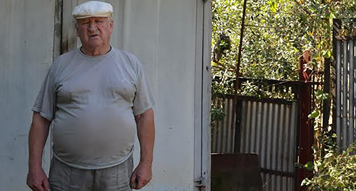 75-летний инвалид Вадим Уркунов у своего гаража. Фото Светланы Кравченко для "Кавказского узла"