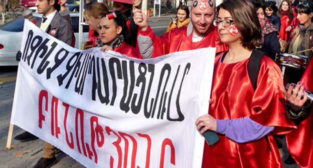 Участники акции против насилия над женщинами несут плакат "Ничто не оправдывает насилие". Ереван, 25 ноября 2013 г. Фото Армине Мартиросян для "Кавказского узла"