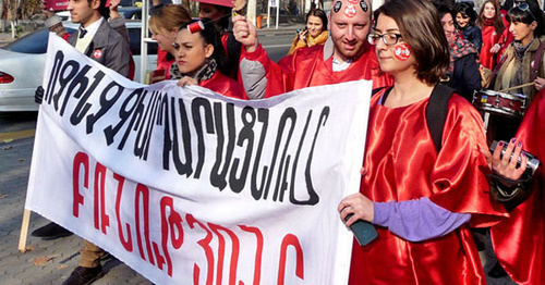 Участники акции против насилия над женщинами несут плакат "Ничто не оправдывает насилие". Ереван, 25 ноября 2013 г. Фото Армине Мартиросян для "Кавказского узла"