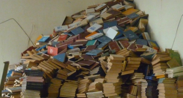 Книги из библиотечного фонда КБГУ. Фото Виктора Котлярова, Facebook.com