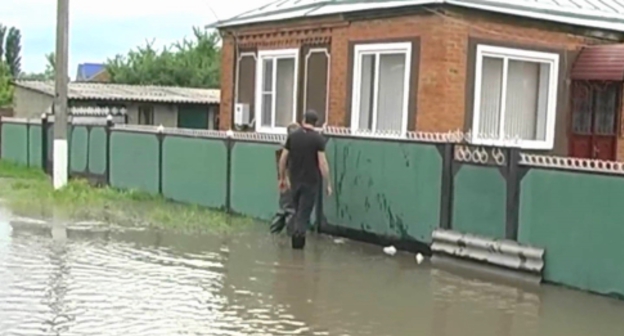Жители аула Блечепсин во время наводнения 25 мая 2015 года. Фото: "Кошехабль ТВ", YouTube.com