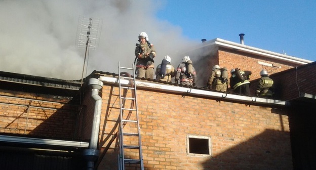 Пожарным пришлось эвакуировать из "Царских бань" 50 посетителей. Краснодар, 4 октября 2015 года. Фото: http://23.mchs.gov.ru/operationalpage/operational/item/3132303/