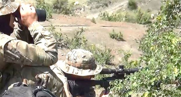 Сотрудники спецслужб неа спецоперации. Фото: http://nac.gov.ru/nakmessage/2015/06/27/v-untsukulskom-raione-obnaruzhen-blindazh-neitralizovany-dva-bandita.html