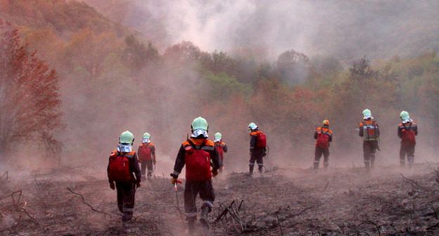 Сотрудники МЧС тушат пожар. Фото: ЮРПСО МЧС России